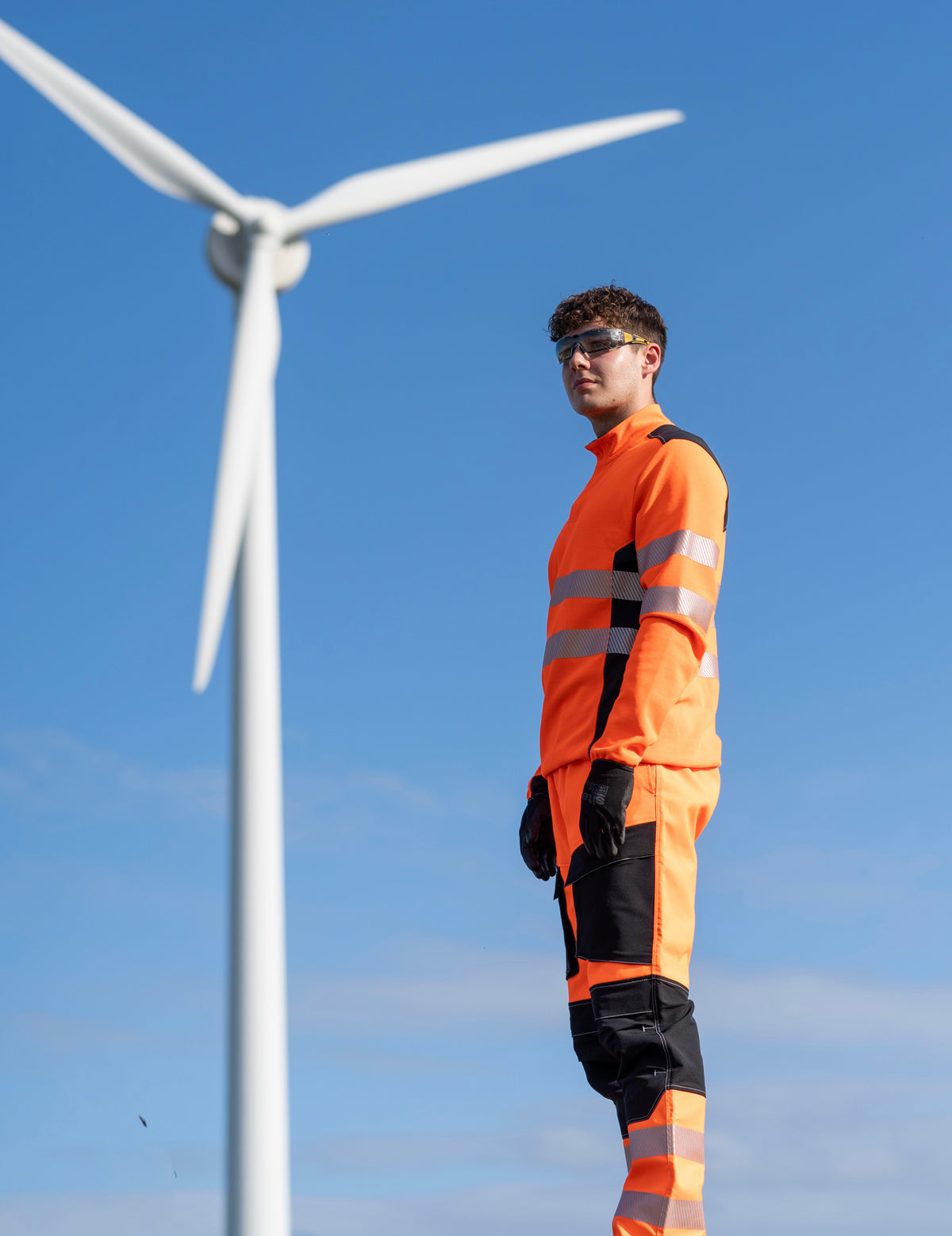 An operative wearing the S.HENRY system on site