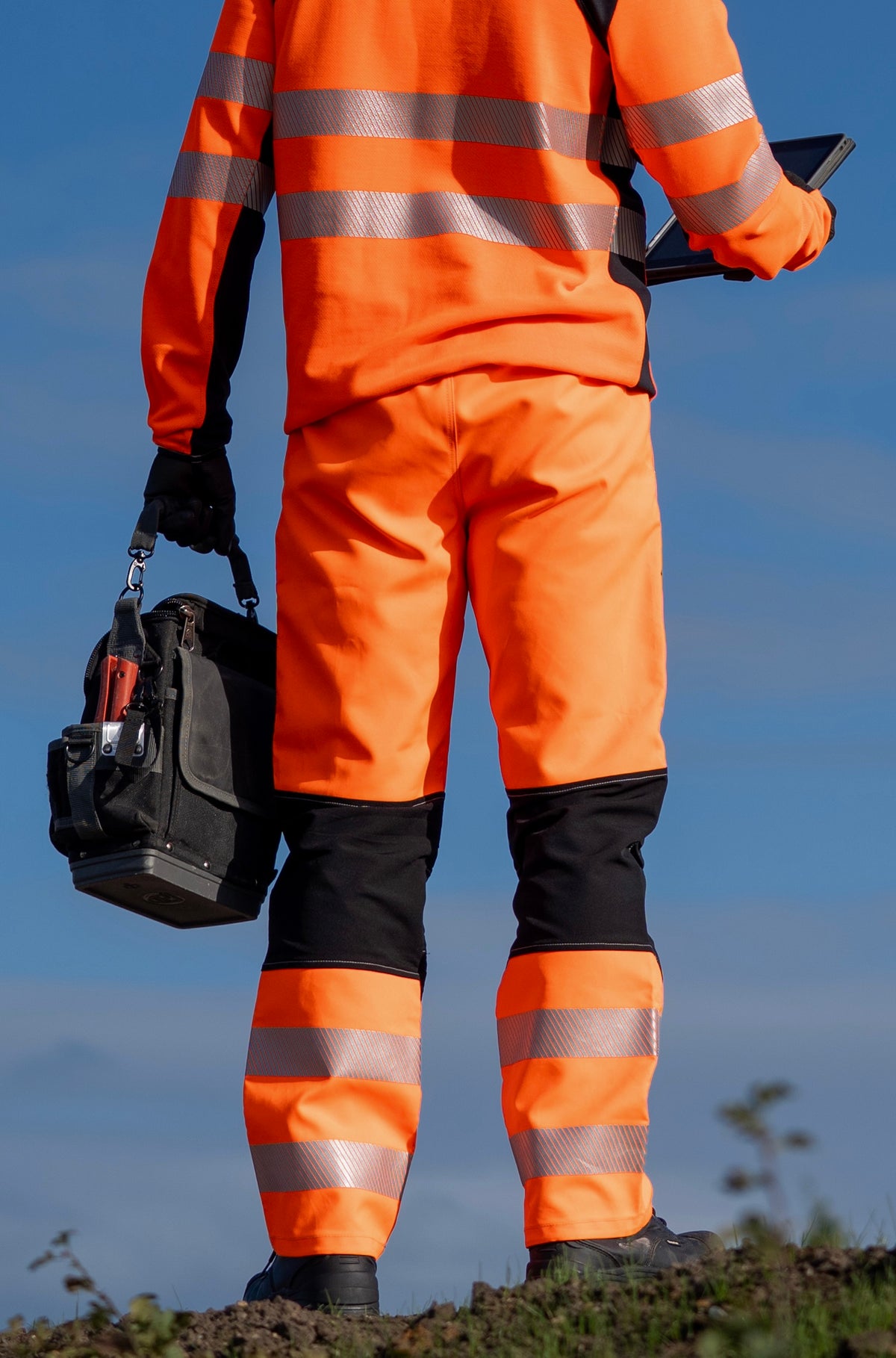 An operative in the full S.HENRY system